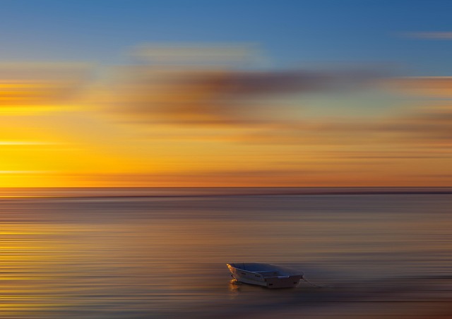 Solarpanels auf deutschem Hausdach mit blauem Himmel