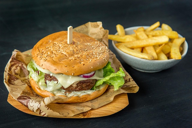 Installateur montiert Temperatursensor an Heizungsrohr in Hamburger Wohnung