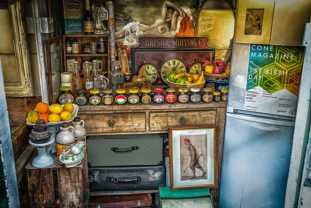 Energieberater analysiert Verbrauchsdaten auf digitalem Display in Büroumgebung